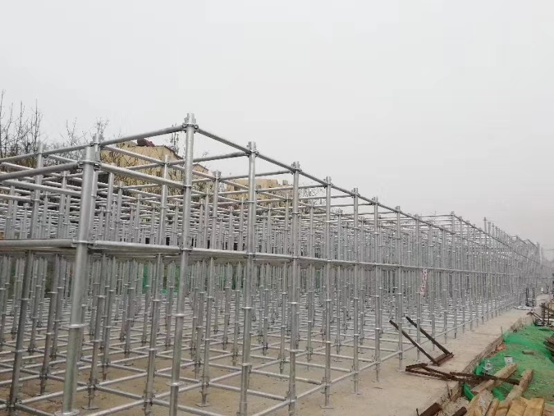 搭建腳手架橫向掃地桿與縱向掃地桿時，怎么設置好？ (圖1)